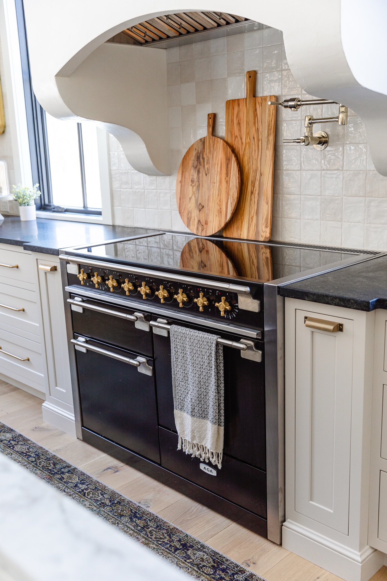 Kitchen & Dining detail at Elysian Manor by Oak Heart Interiors, photo 2