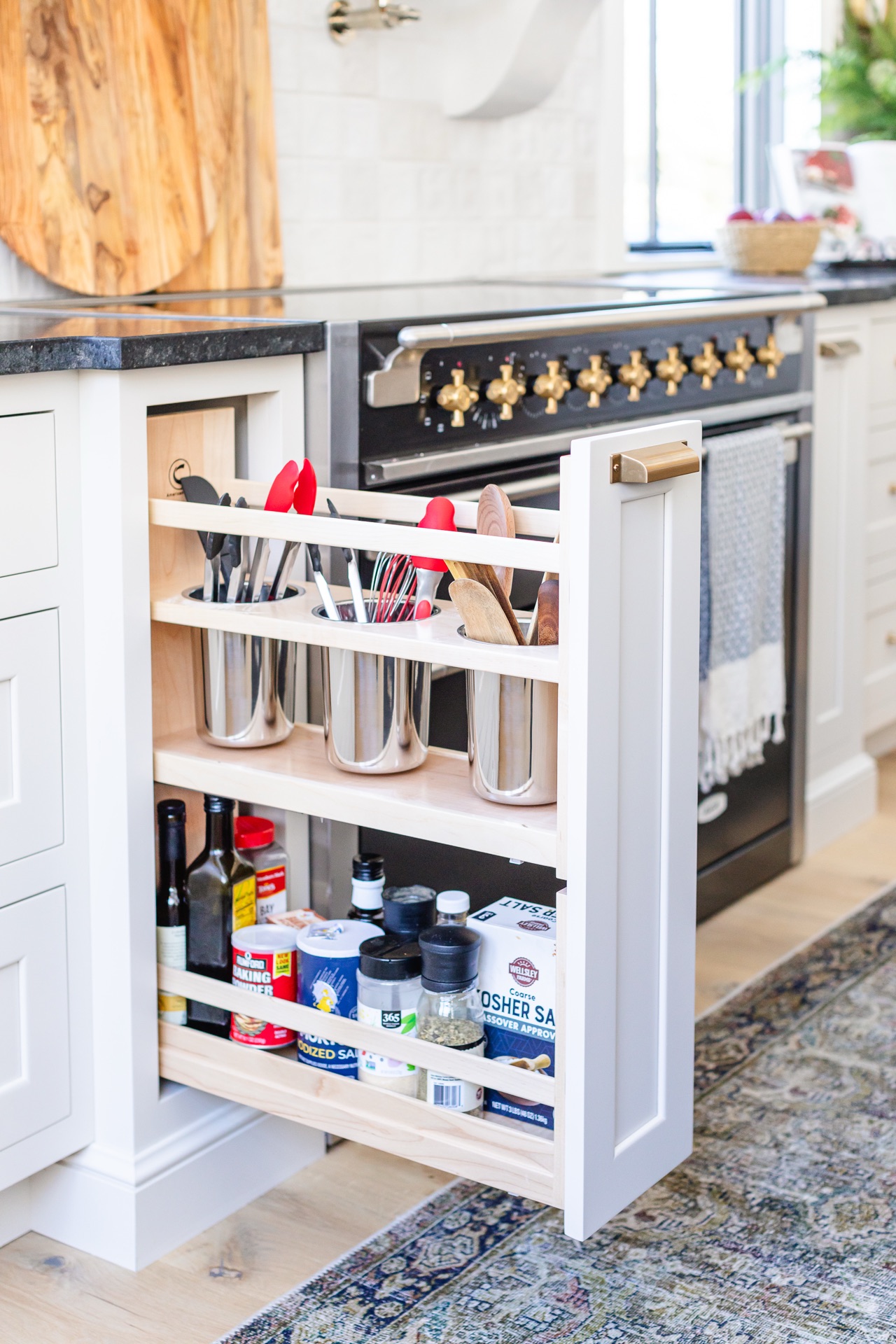 Kitchen & Dining detail at Elysian Manor by Oak Heart Interiors, photo 3