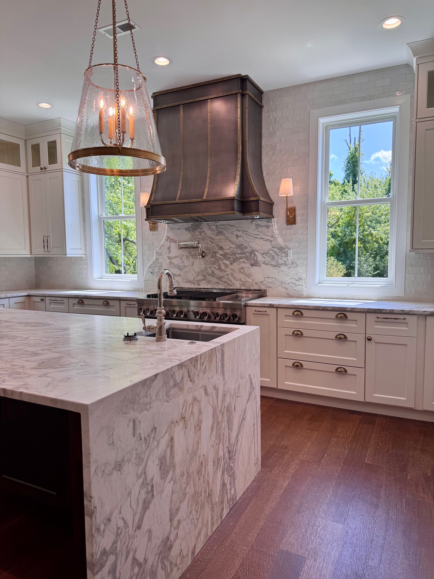 Kitchen & Dining detail at Elysian Manor by Oak Heart Interiors, photo 11