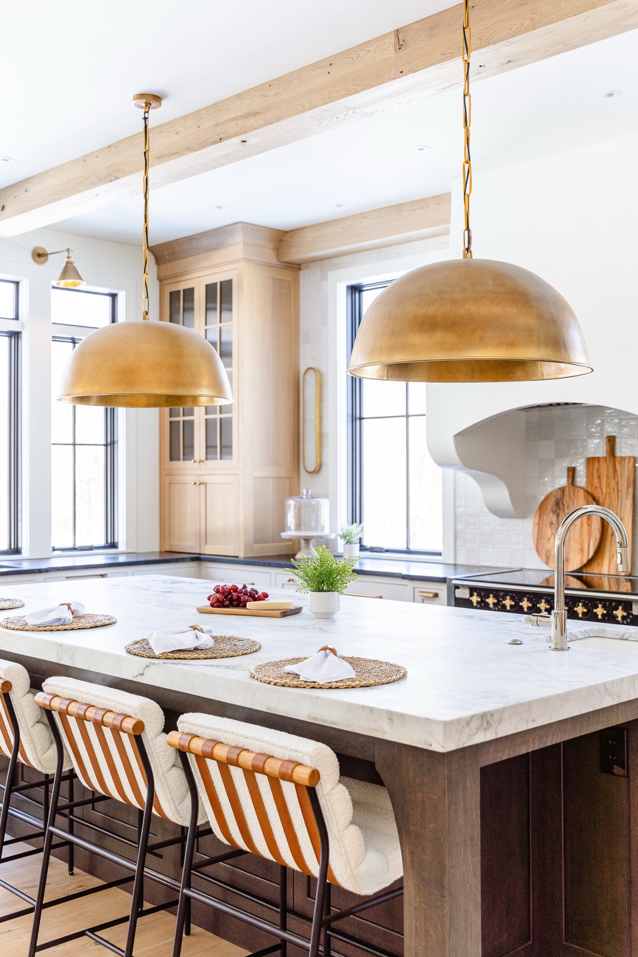 Kitchen & Dining detail at Elysian Manor by Oak Heart Interiors, photo 1